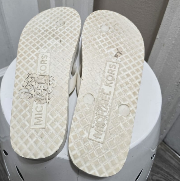 Michael Kors MK Flip Flops Open MK Monogram/Vanilla Women's Size 8 🌴 - Picture 3 of 6